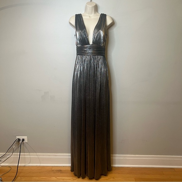 Laundry by Shelli Segal Metallic Gown - Picture 8 of 15